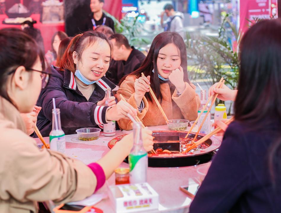 河池開火鍋加盟店，如何服務(wù)好顧客的胃？