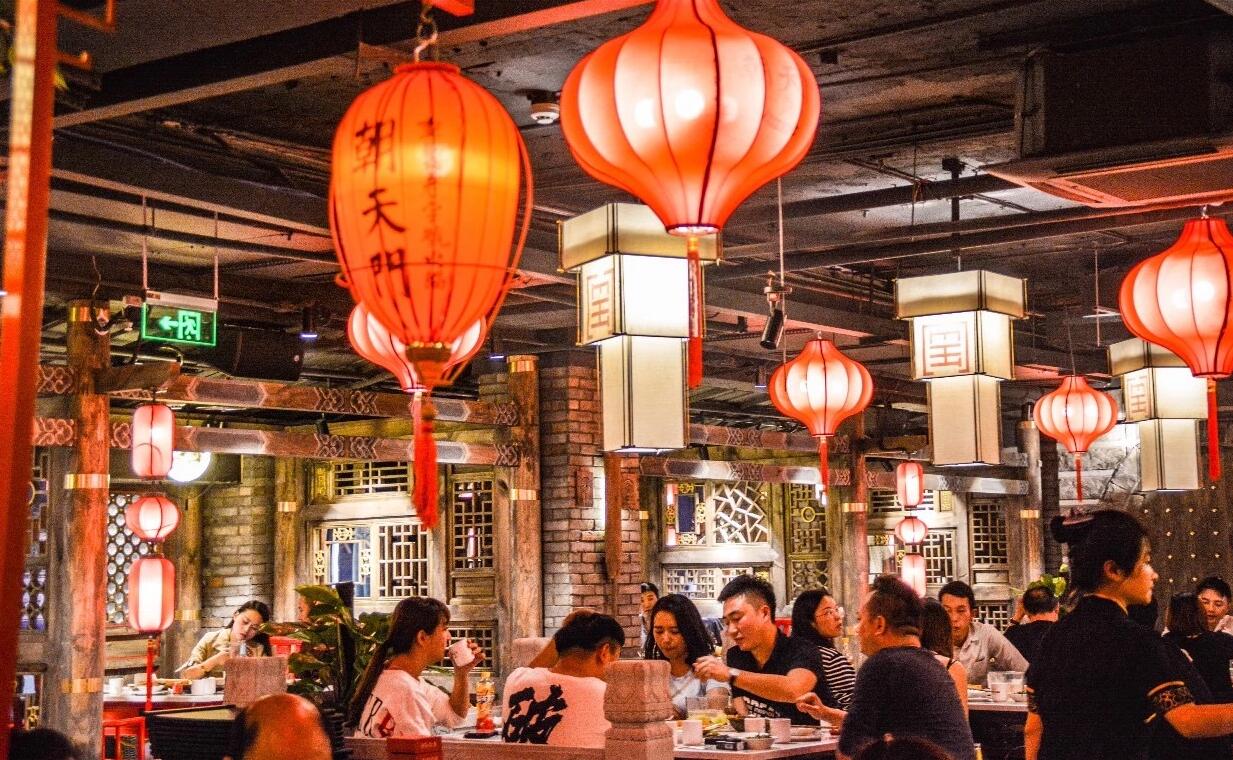 疫情下餐飲店火爆排隊(duì)，經(jīng)營(yíng)秘訣是什么？