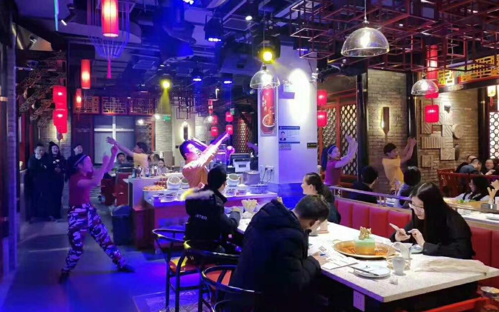 一年四季都排隊(duì)的火鍋店，到底有什么技巧？
