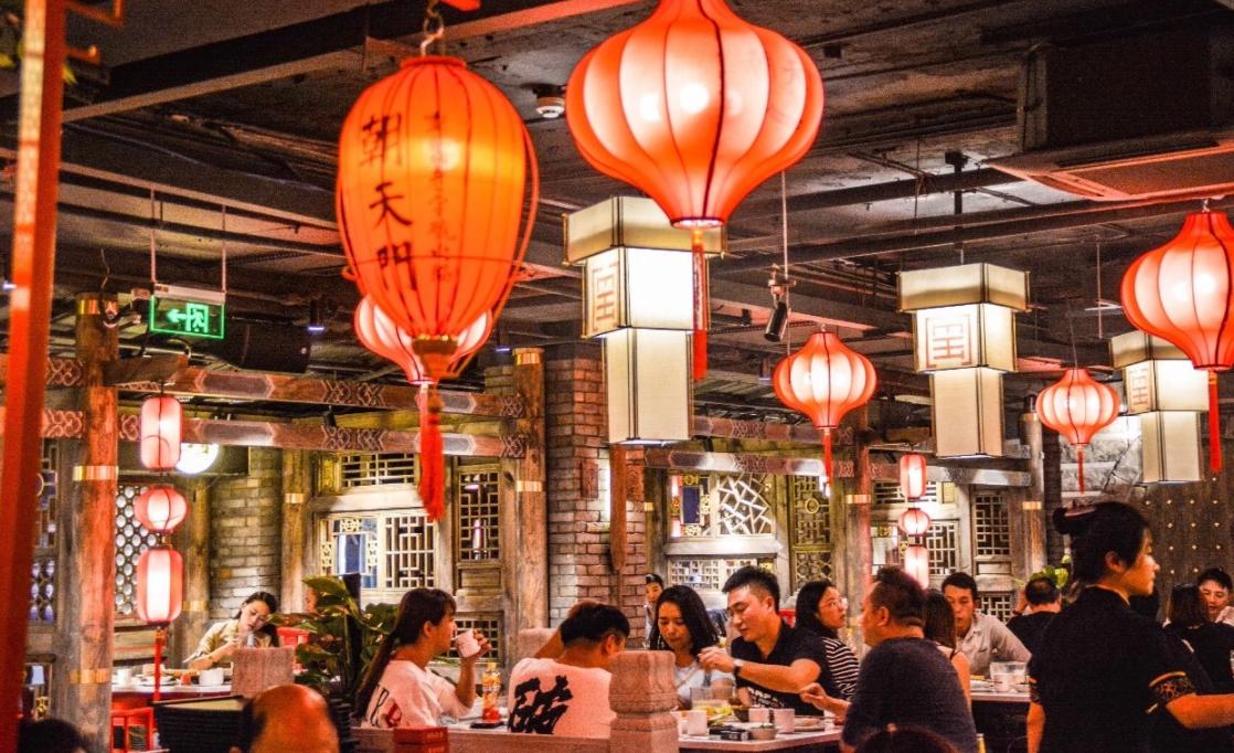 新手開店四大坑，踩中大傷元?dú)?，不妨花一分鐘避坑? /> 
</p>
<p>
	1、選址問題
</p>
<p>
	有些新手開業(yè)看見一個(gè)地方的人流量高，就想把店鋪開在那里，以為其他店鋪生意好，自己生意也會不錯(cuò)，其實(shí)你只看見別人生意好，沒有看見別人花了大量的精力和金錢去做宣傳，網(wǎng)紅店往往是一個(gè)品牌連鎖，有強(qiáng)大的品牌推廣能力和運(yùn)營團(tuán)隊(duì)，想和網(wǎng)紅店搶流量也要先看看自己實(shí)力，不能盲目。
</p>
<p>
	2、轉(zhuǎn)讓費(fèi)問題
</p>
<p>
	好的位置固然難得，而且你也做好了所以調(diào)查，到談轉(zhuǎn)讓費(fèi)這一步了，不能對方說好多就是好多，哪怕位置再好，也要和對方商量價(jià)格，以最合適的轉(zhuǎn)讓費(fèi)得手，這樣就算以后你想轉(zhuǎn)讓也不會虧太多。
</p>
<p>
	3、經(jīng)營問題
</p>
<p>
	如果你在開店方面什么都不懂，只是單純?yōu)榱速嶅X或者為了愛好開一個(gè)餐飲店，那么多半會被市場毒打，開店需要懂市場懂營銷懂維護(hù)顧客關(guān)系和最基本的菜品問題，如果你不是很專業(yè)，建議找個(gè)加盟品牌，加盟品牌有強(qiáng)大的運(yùn)營團(tuán)隊(duì)和供應(yīng)鏈，讓你少走不少彎路，事半功倍。
</p>
<p>
	4、裝修問題
</p>
<p>
	如果你的店鋪開在人流量不是很高或者地段也不是很好的地方，建議你不要一開始就花重金去裝修，因?yàn)檗D(zhuǎn)讓的時(shí)候，別人可能會重新裝過，所以你的裝修是無法變現(xiàn)的，當(dāng)然如果這家店是品牌連鎖，你有信心在一定時(shí)間內(nèi)回本，那么裝修可以按特色來設(shè)計(jì)，畢竟現(xiàn)在消費(fèi)者用餐也是看環(huán)境的。
</p>                        </div>
                    </div>
                </div>
                <div   id=