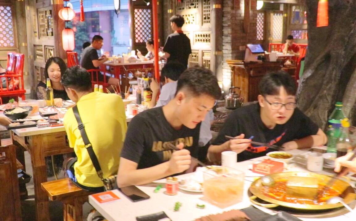 火鍋店桌椅，這么選！居然還提高了營業(yè)額？